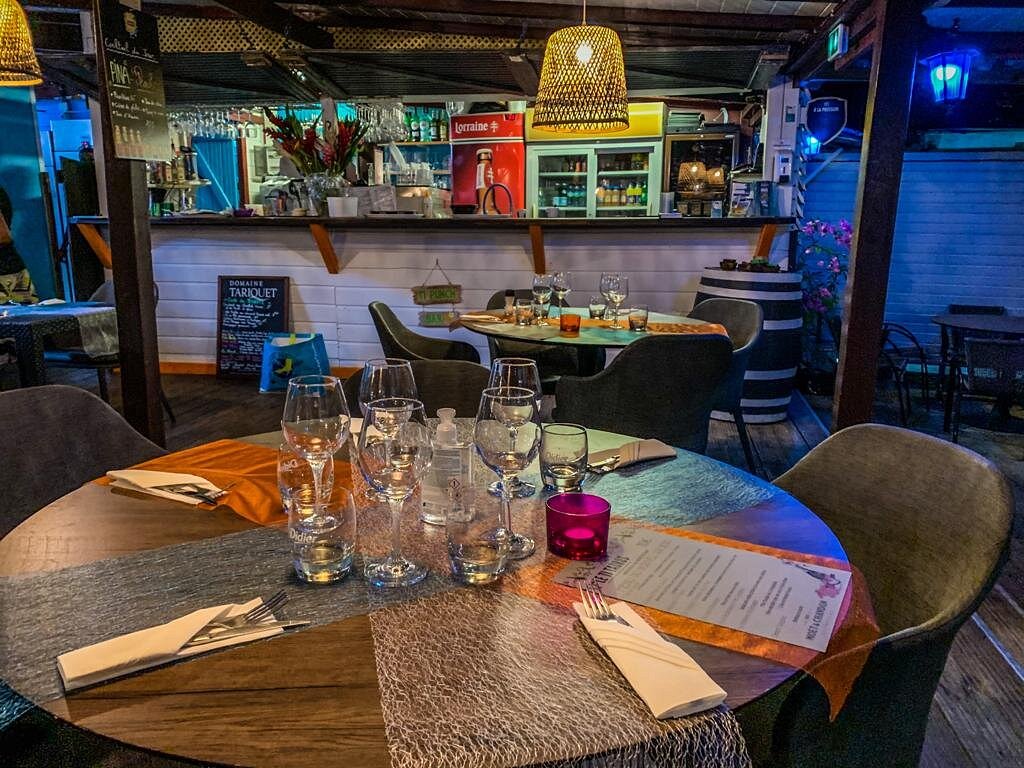Ambiance du soir près du bar